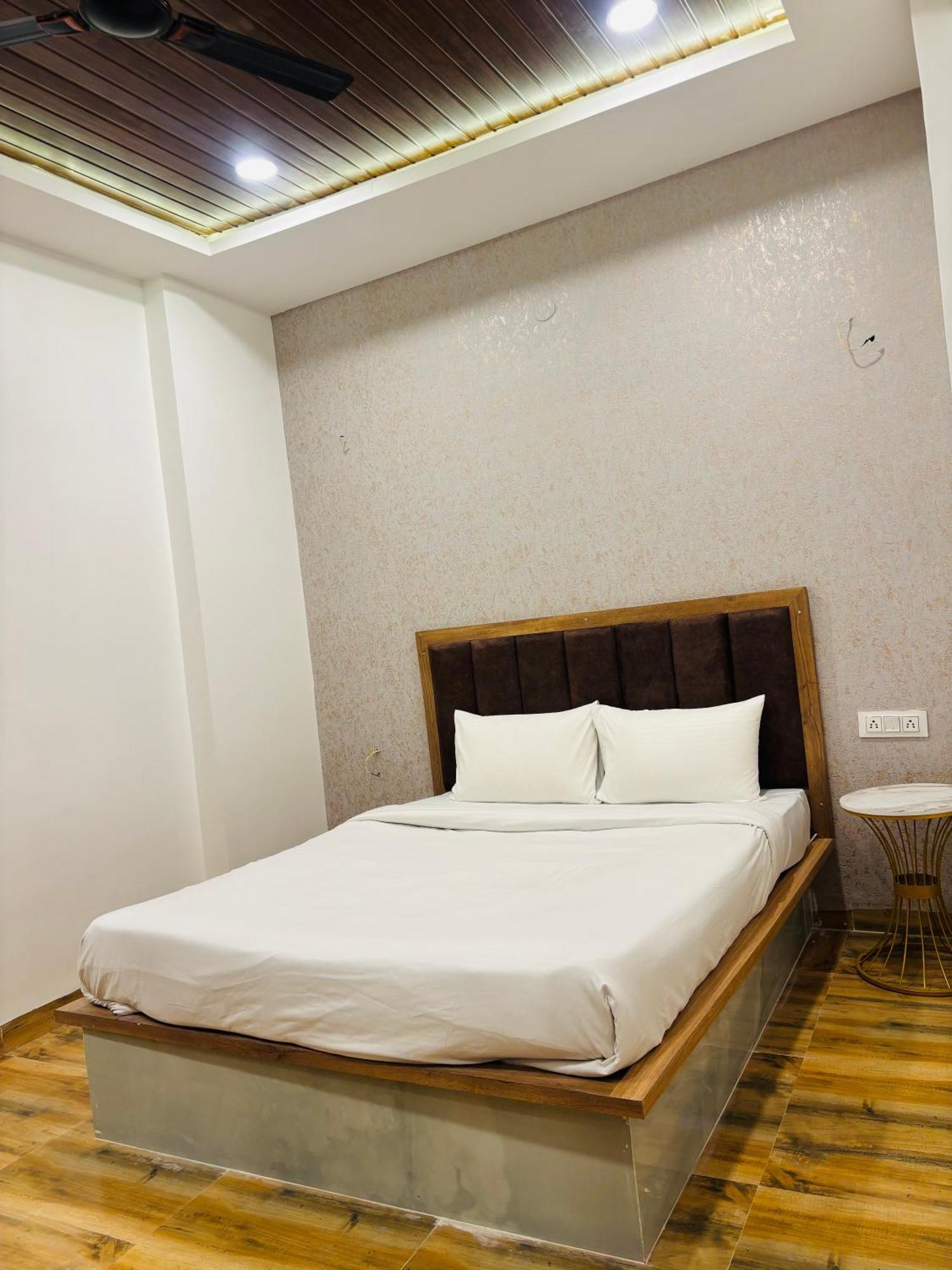 Hotel Vedicvista Indaur Kültér fotó